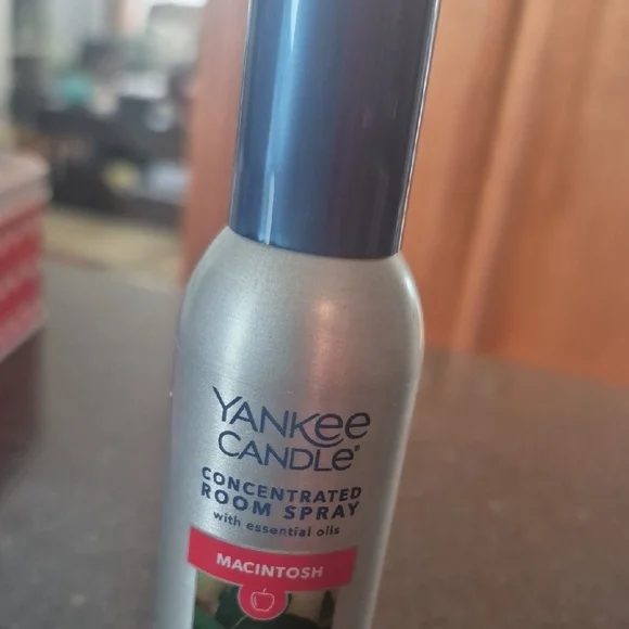 Yankee Candle Macintosh Scented Room Spray with Silver Bottle - Picture 3 of 9